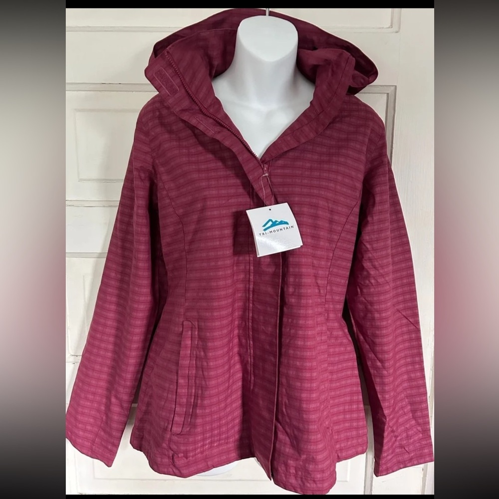 NWT Tri Mountain Waterproof Rose Colored Jacket with Pockets! Size Medium
